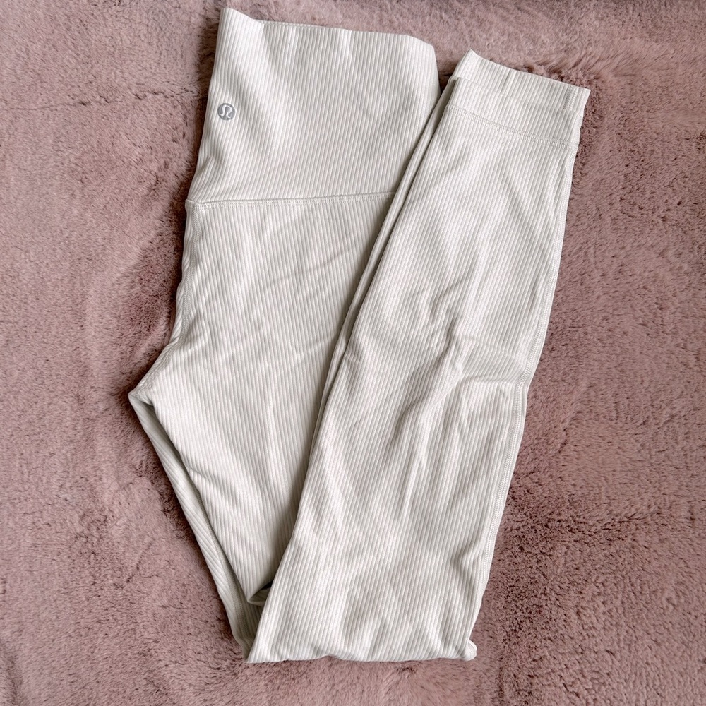 Crème lululemon leggings ribbed with shine size 8